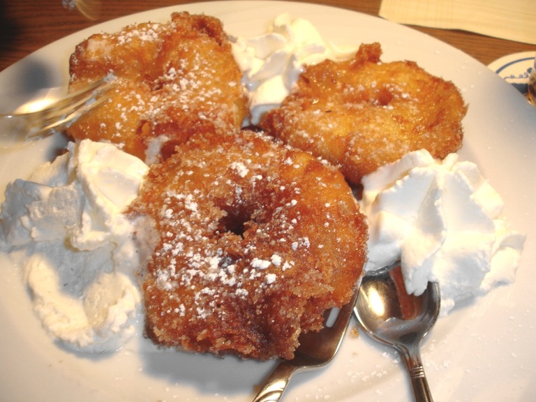 zur Nachspeise Apfelkücherl mit Sahne