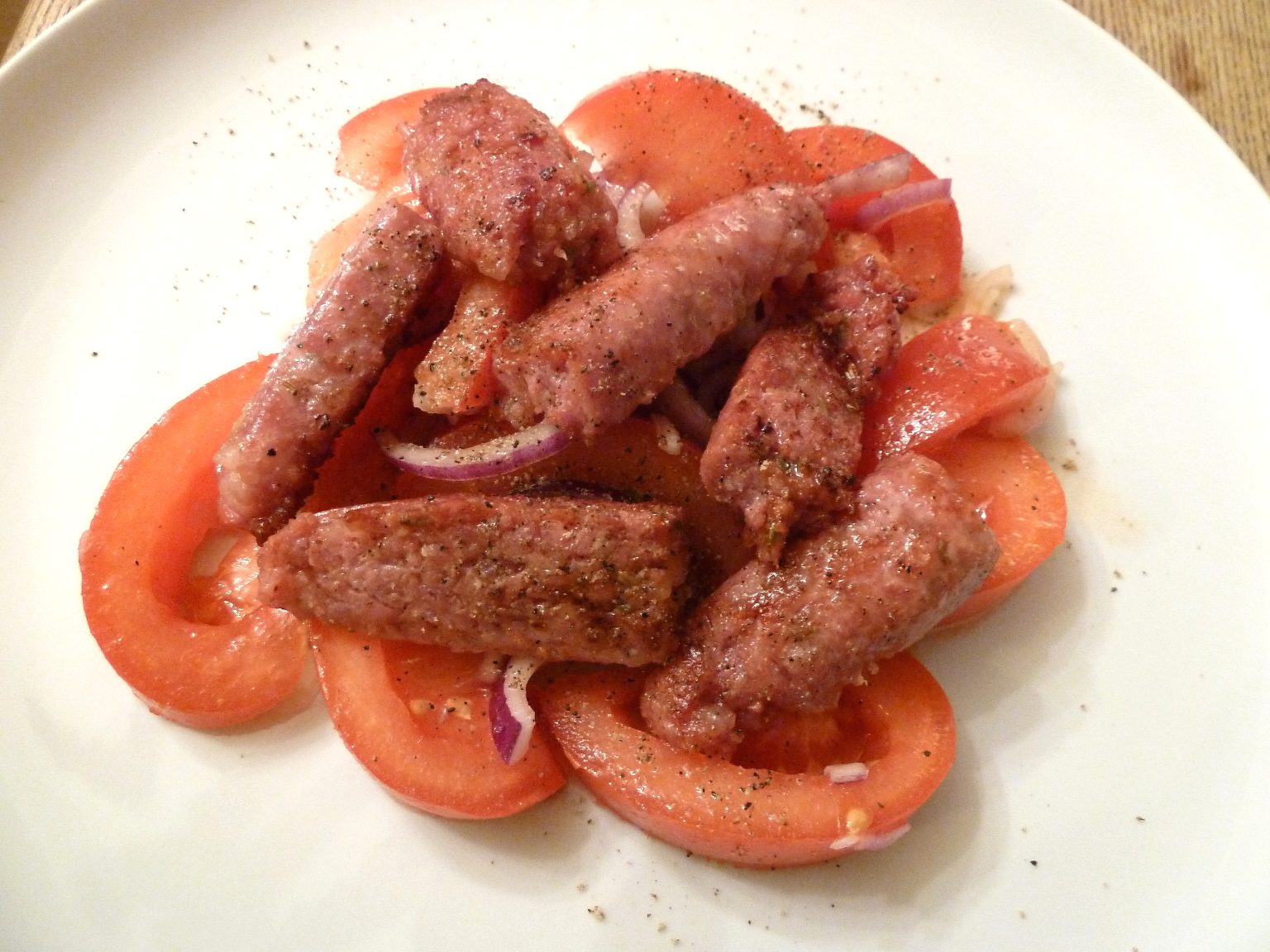 Fenchelsalsiccia mit Tomatensalat