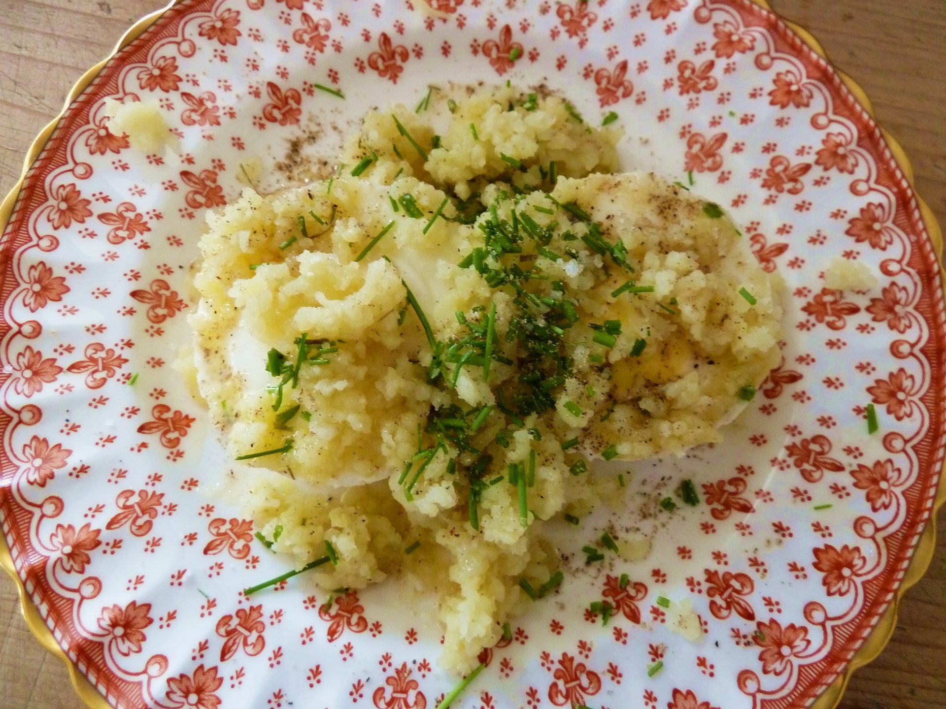 Pochierte Eier mit Kartoffeln und Butter