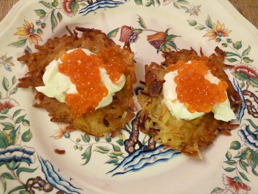 Reiberdatschi mit Crème Fraîche und Ketakaviar Reiberdatschi mit Crème Fraîche und Ketakaviar