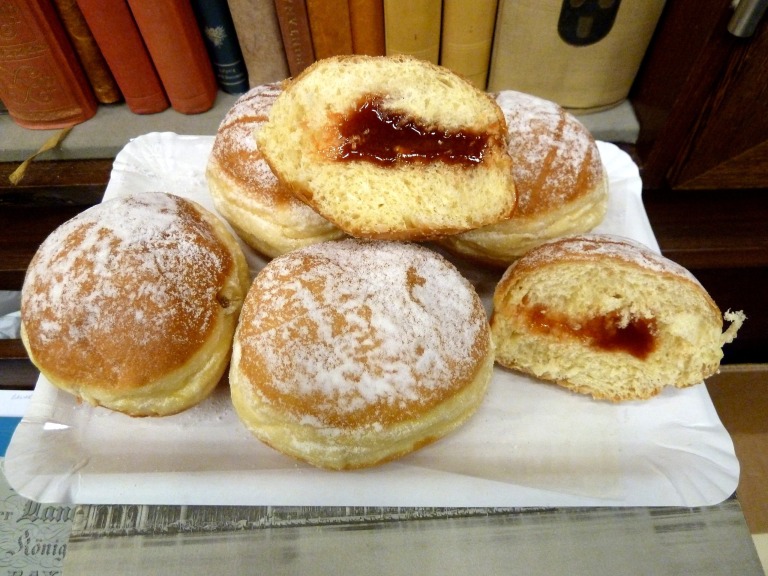 Krapfen im Antiquariat