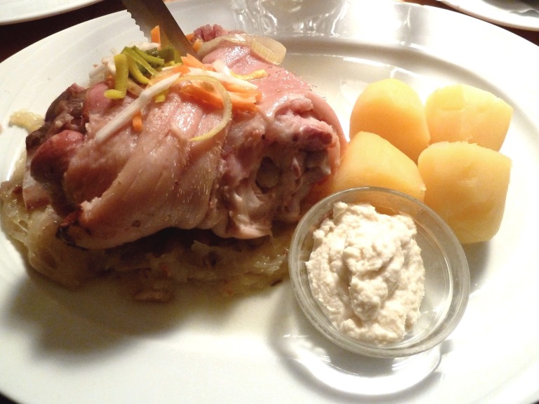 Surhaxe mit Sauerkraut und Salzkartoffeln, dazu schön scharfer Meerrettich