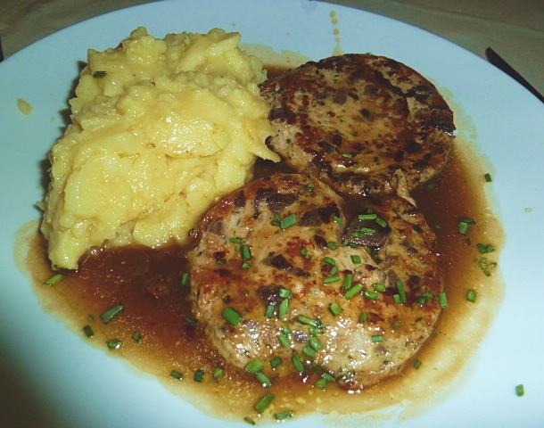 Milzwurst natur gebraten, mit Soße und Kartoffelsalat