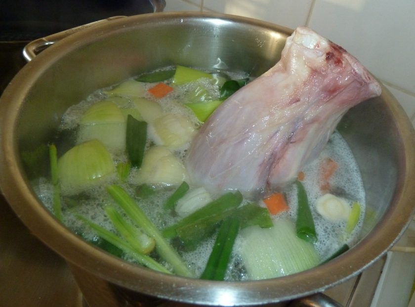 Kalbshaxe mit Semmelknödel und grünen Salat Kalbshaxe mit Semmelknödel und grünen Salat
