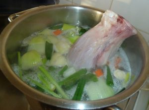 Haxe in Gemüsebrühe 10 Minuten kochen