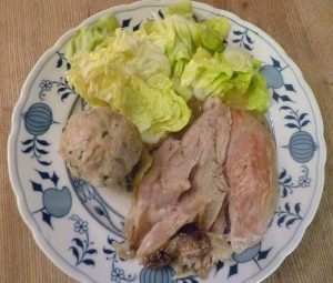 Kalbshaxe mit Semmelknödel und grünen Salat