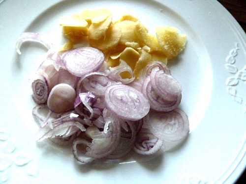 Entenbrust mit Sobanudeln, frittierten Schalotten und Ingwer