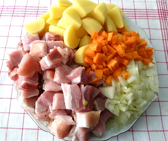 Schweinebauch, Zwiebeln, Kartotten und Kartoffeln