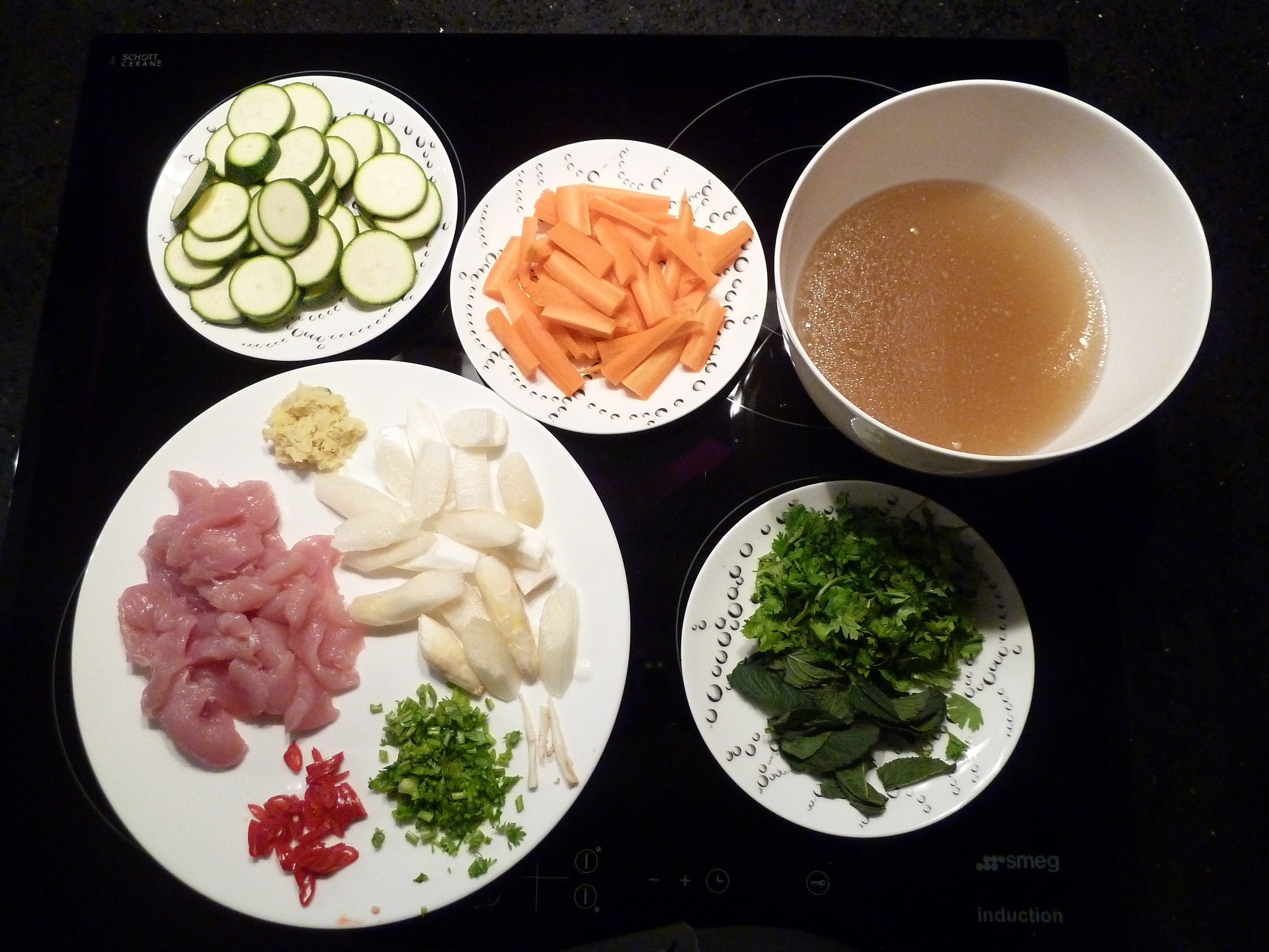 Zutaten und abgesiebte Suppe