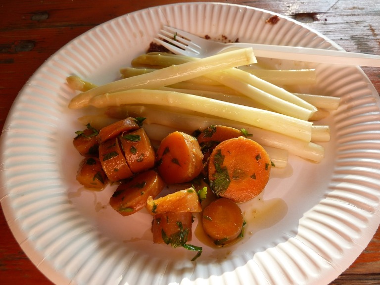 Karottensalat und Spargel in Essig und Öl