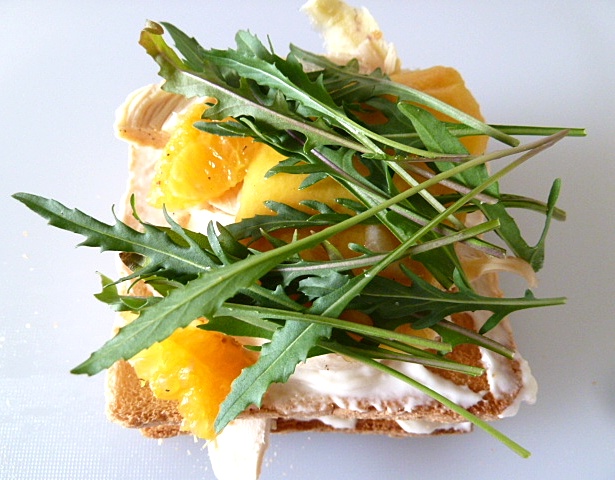 Mit Hühnerbrust, Mango, Zwiebeln und Ruccola belegt