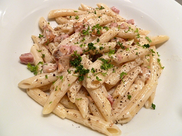 Penne mit Pfifferling-Schinkensahnesoße