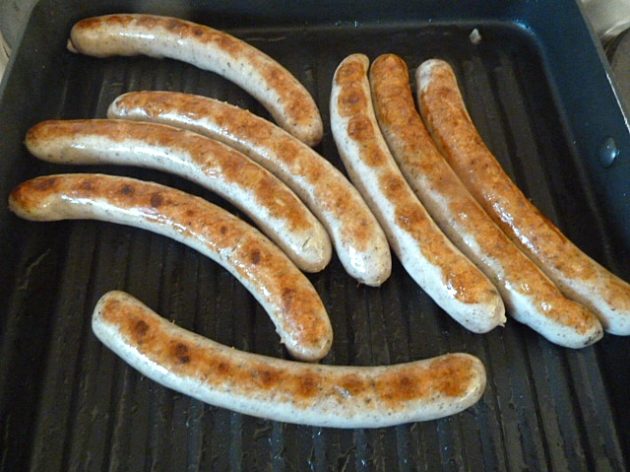 Bunter Salat mit Bratwürsten und Senfdressing – Der Mut Anderer