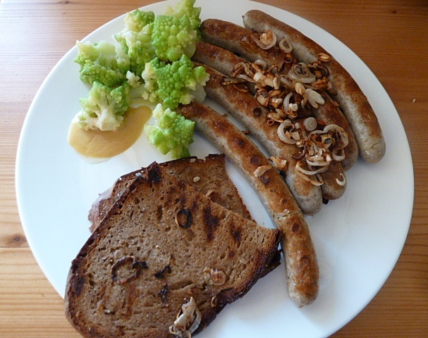 Bunter Salat mit Bratwürsten und Senfdressing