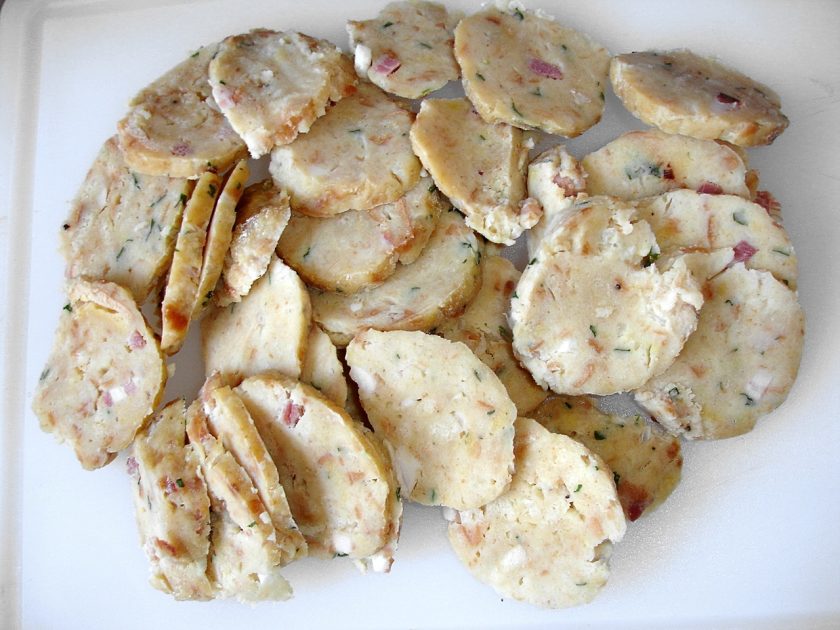 Speckknödelscheiben mit Käse überbacken Speckknödelscheiben mit Käse überbacken