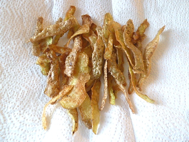 Chips aus Kartoffelschalen