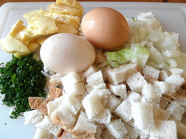 Fleischpflanzerl mit Käsefüllung und Bratkartoffelsalat