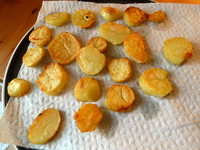 Fleischpflanzerl mit Käsefüllung und Bratkartoffelsalat