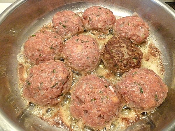 Fleischpflanzerl mit Käsefüllung und Bratkartoffelsalat