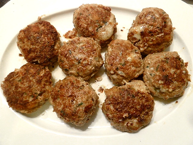 Fleischpflanzerl mit Käsefüllung und Bratkartoffelsalat