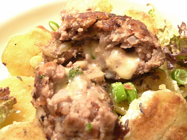 Fleischpflanzerl mit Käsefüllung und Bratkartoffelsalat