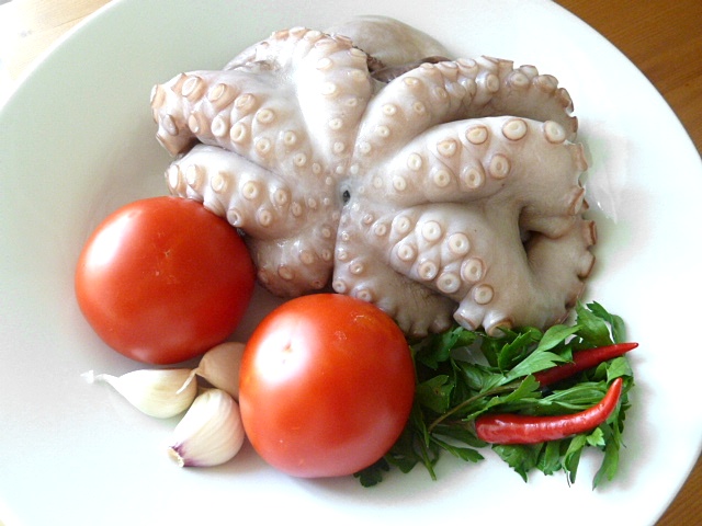 Pulpo, Tomaten, Knoblauch, Chili und Petersilie