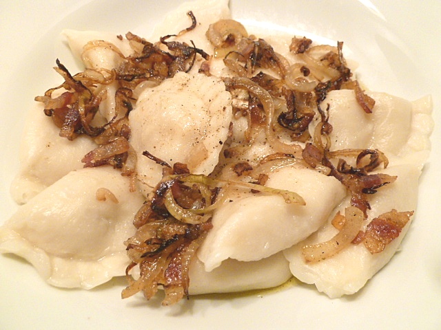 Pelmeni mit Röstzwiebeln und Speck