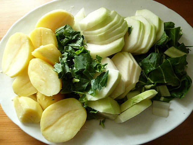 Mangold, Kohlrabi, Kohlrabigrün und gekochte Kartoffeln