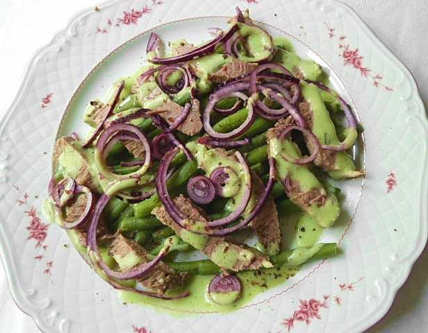 Verschiedene Salate mit Suppenfleisch und Tafelspitz