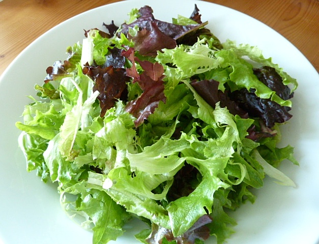 Blattsalat mit Paprika und kalten Fleisch von der Kalbsrippe