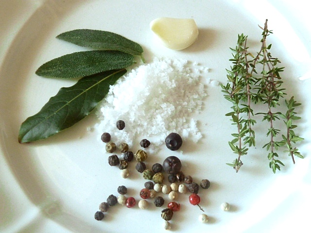 Lorbeer, Salbei, Knoblauch, Thymian, Wacholderbeeren, Pfefferkörner und Meersalz