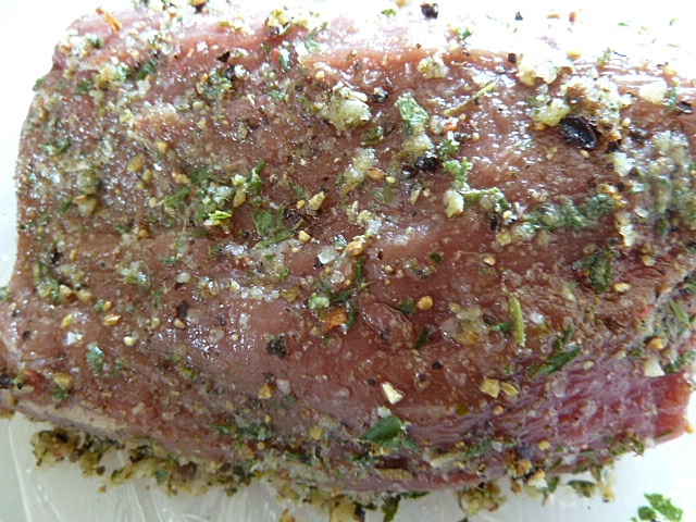 Fleisch auf Frischhaltefolie legen, rundum würzen