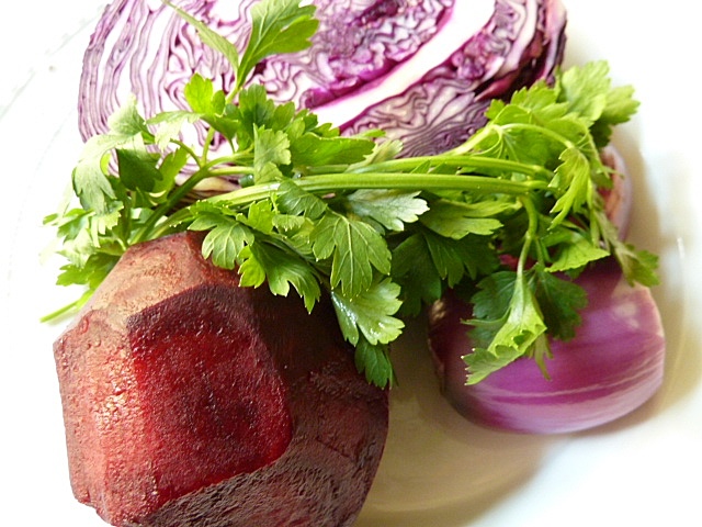 Rote Beete, Rotkohl, blaue Zwiebel und Petersilie