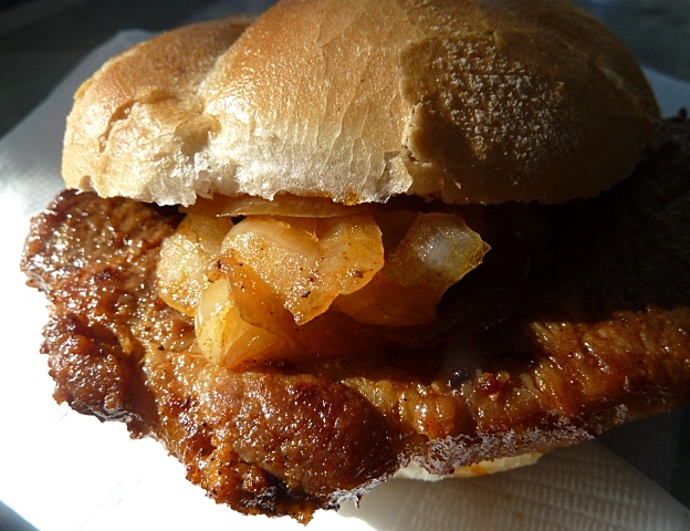 Nackensteaksemmel mit Zwiebeln