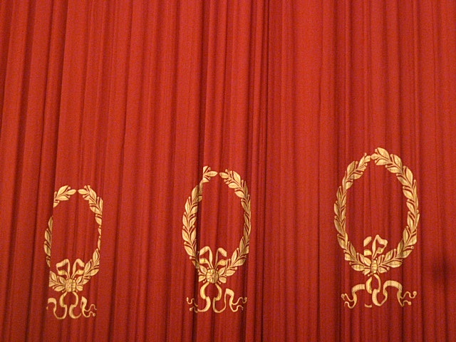 Bühnenvorhang zur Ouvertüre