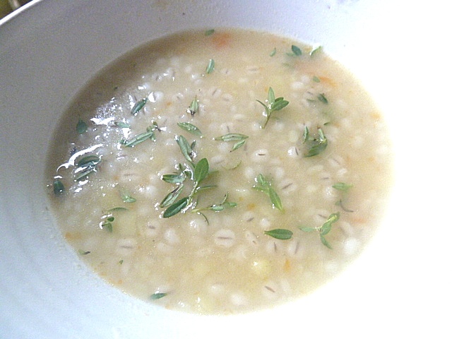 Kartoffel-Graupensuppe mit Karotten und Winterbohnenkraut