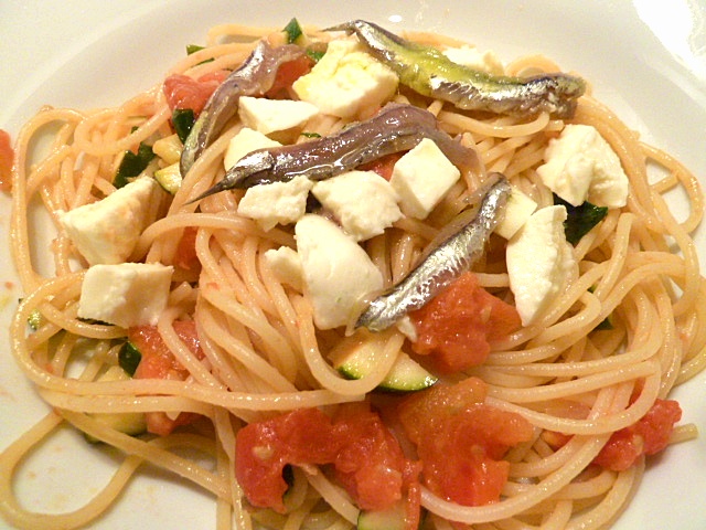 Spaghetti mit Gemüse, Mozzarella und selbst eingelegten Sardellen