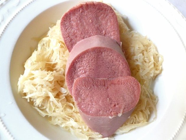 Gepökelte Rinderzunge auf Sauerkraut