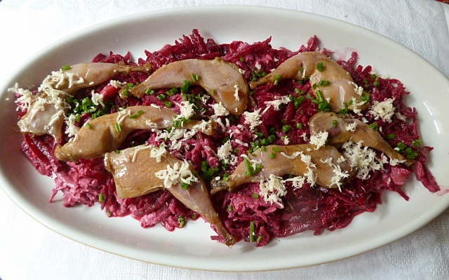 Geräucherte Wachtelbeine mit Rohkostsalat