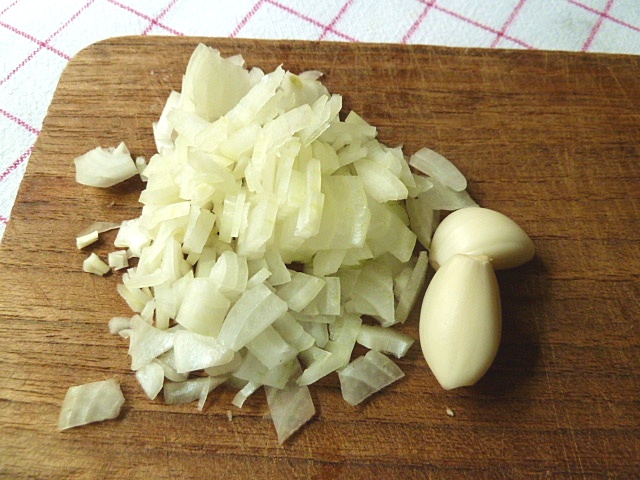 Zwiebeln und frischer Knoblauch