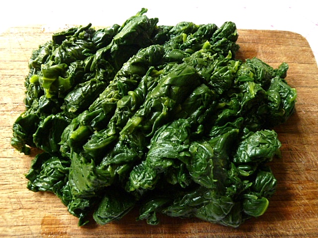 Frischer Blattspinat mit Spiegeleiern