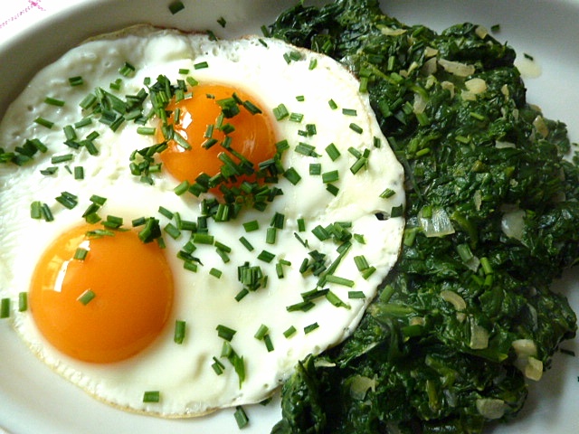 Frischer Blattspinat mit Spiegeleiern