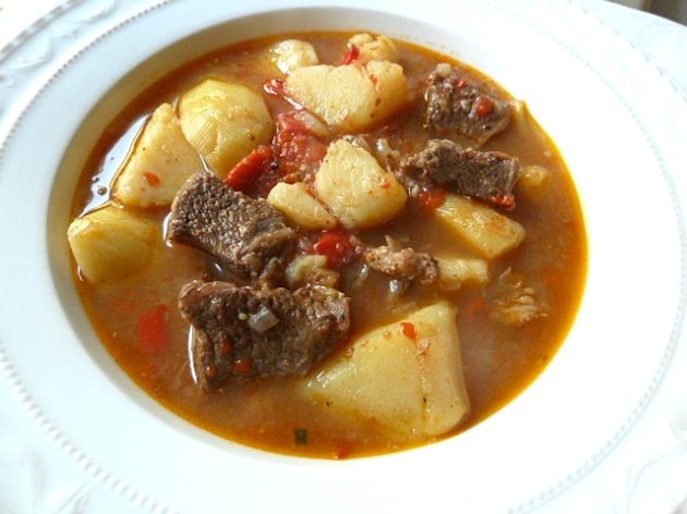 Gemischtes Gulasch mit Kartoffeln