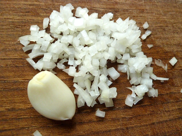 Frischer Knoblauch und gewürfelte Zwiebeln