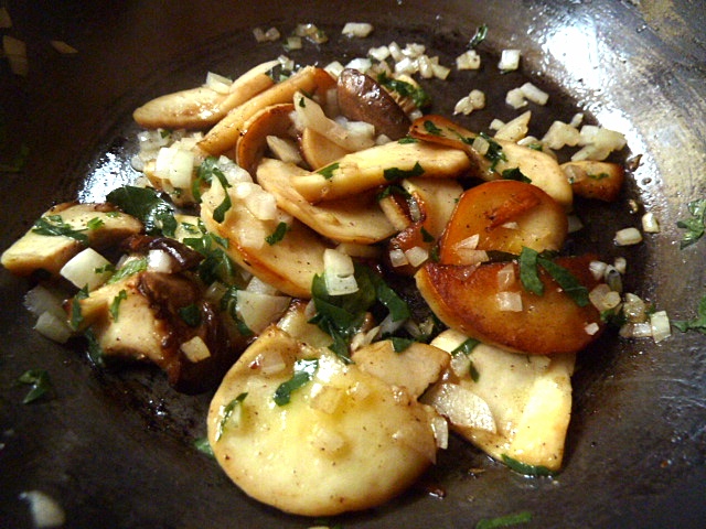 Kräuterseitling mit Zwiebeln und Knoblauch in Butter anbraten