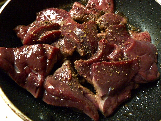 mit groben Pfeffer bestreuen und in Butter braten