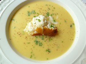 Suppe vom Butternusskürbis mit geräucherten Heilbutt