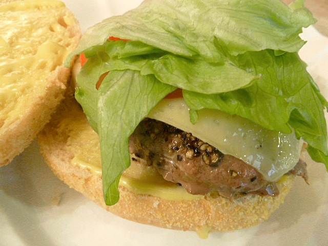 Cheeseburger mit Dinkel-Weizensemmel