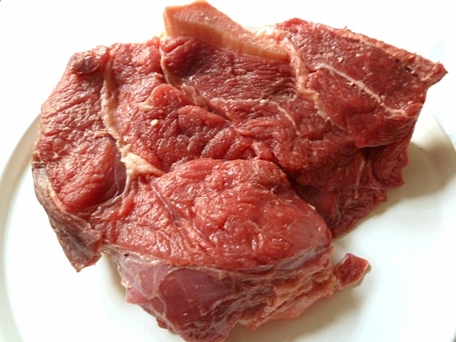 Gekochtes Rindfleisch mit Weißkrautgemüse und Meerrettichsoße