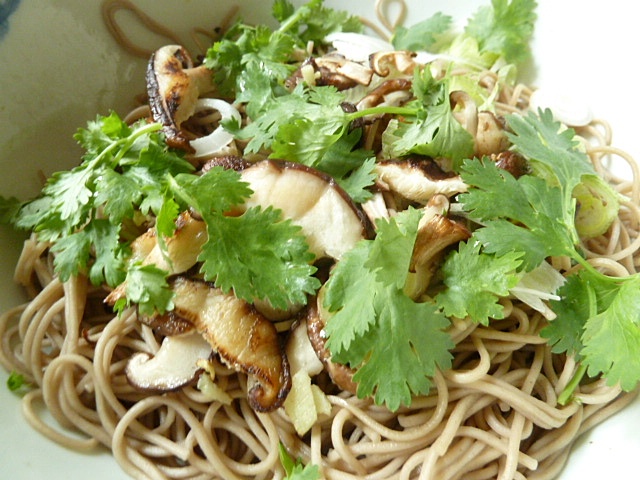 Spanferkelbauch asiatisch mit Soba Nudeln